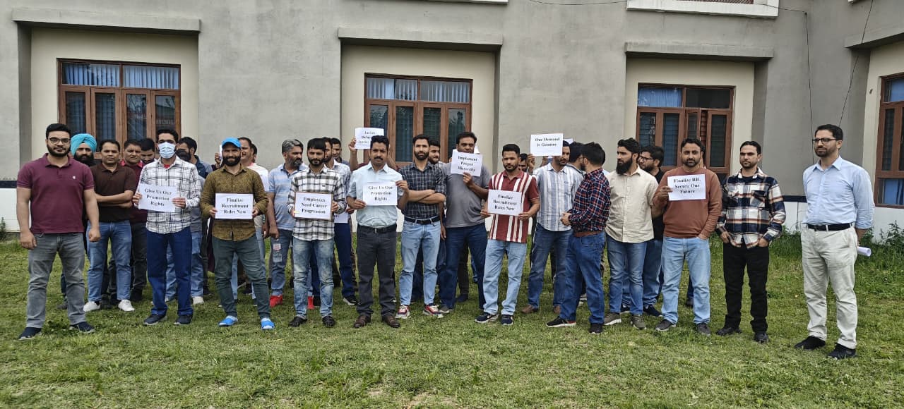 GMC Anantnag Non-Gazetted Employees Demand Immediate Finalization of Recruitment Rules, held peaceful protest.