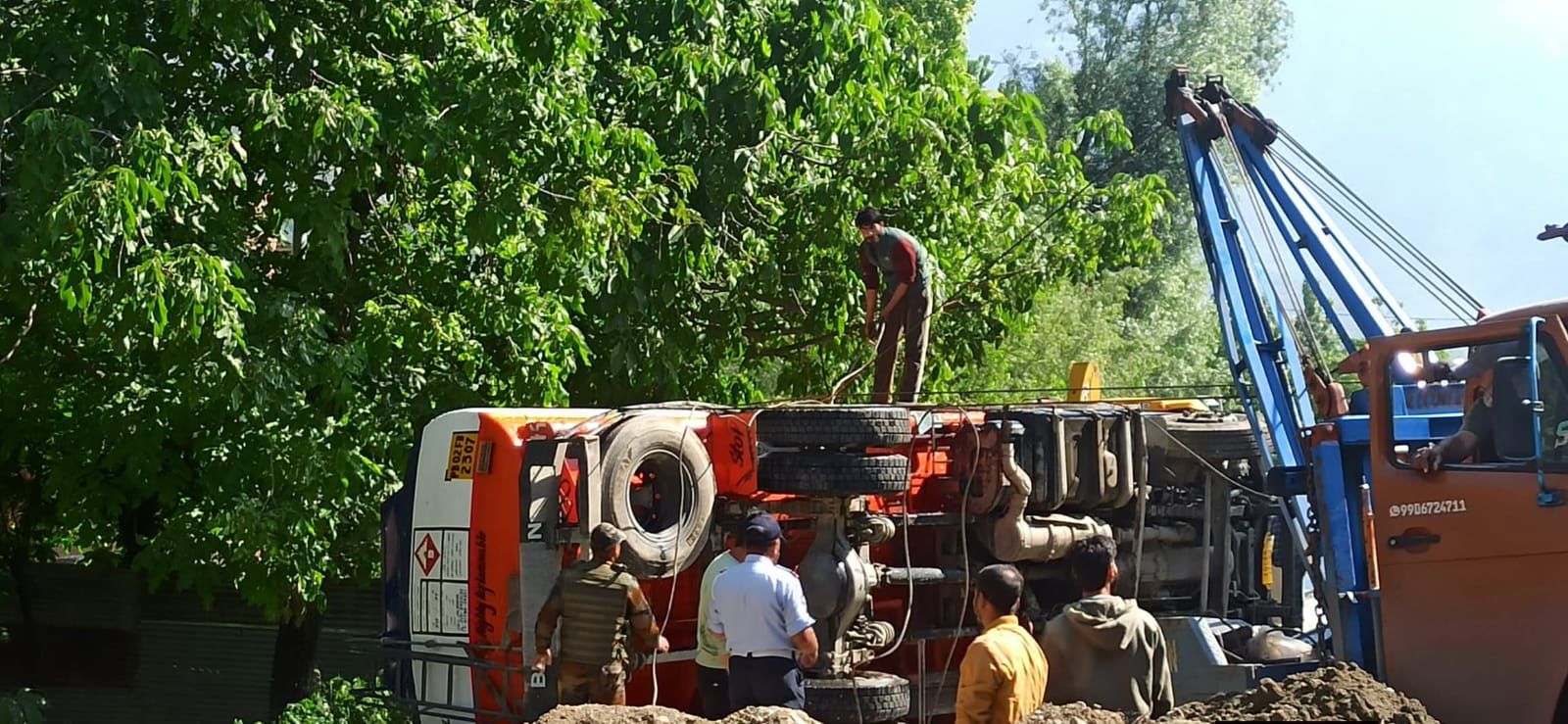 Oil Tanker Overturns on Srinagar–Leh Highway Bypass in Ganderbal, Oil Spill Sparks Emergency Response