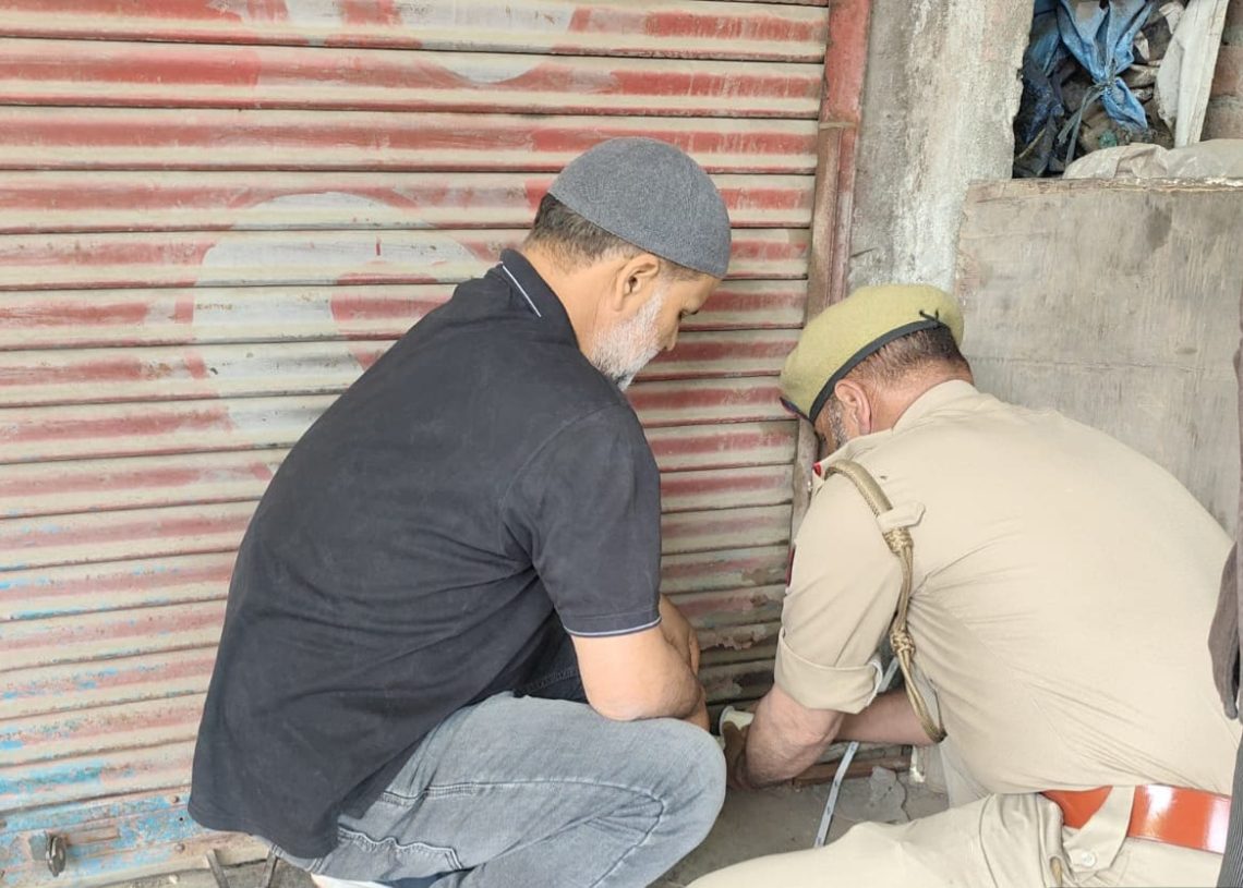 Anantnag Police Seals Three Shops for Selling Imported Cigarettes