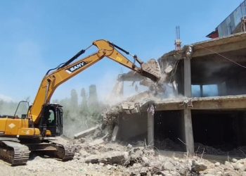 District Administration Kulgam Launches Demolition Drive Against NH-444 Encroachments
