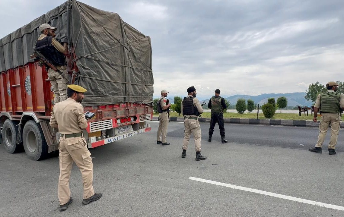 Kulgam Police Intensify Naka Checking on NHW Ahead of SANJY-2026