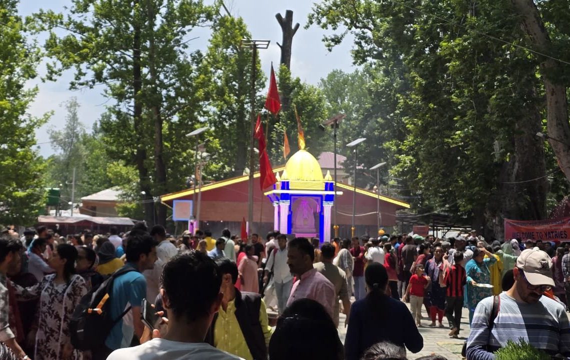 Massive Devotee Turnout Marks Annual Mela Kheer Bhawani at Tulmulla Shrine in Ganderbal