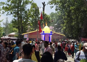 Massive Devotee Turnout Marks Annual Mela Kheer Bhawani at Tulmulla Shrine in Ganderbal