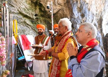LG Manoj Sinha Performs Sacred ‘Pratham Puja’ at Holy Amarnath Cave; Seeks Divine Blessings for Peace, Prosperity and Successful Yatra