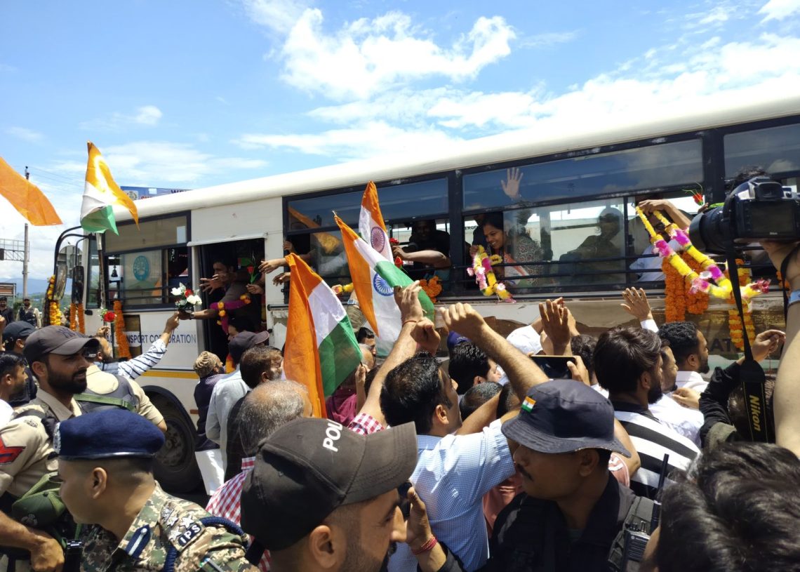 Amarnath Yatra 2026 Begins; First Batch of 4,822 Pilgrims Arrives at Qazigund Amid Grand Reception