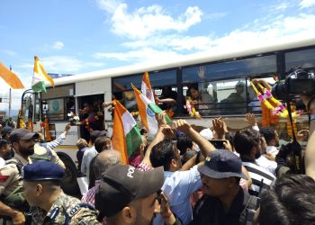 Amarnath Yatra 2026 Begins; First Batch of 4,822 Pilgrims Arrives at Qazigund Amid Grand Reception