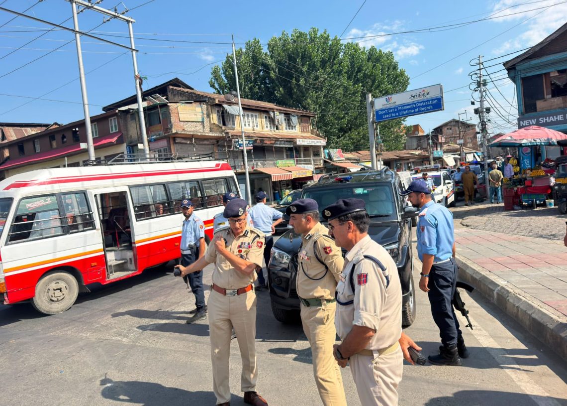 IGP Traffic Directs Intensified Drive Against Encroachments, Reviews Downtown Srinagar Traffic Management
