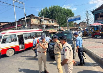 IGP Traffic Directs Intensified Drive Against Encroachments, Reviews Downtown Srinagar Traffic Management