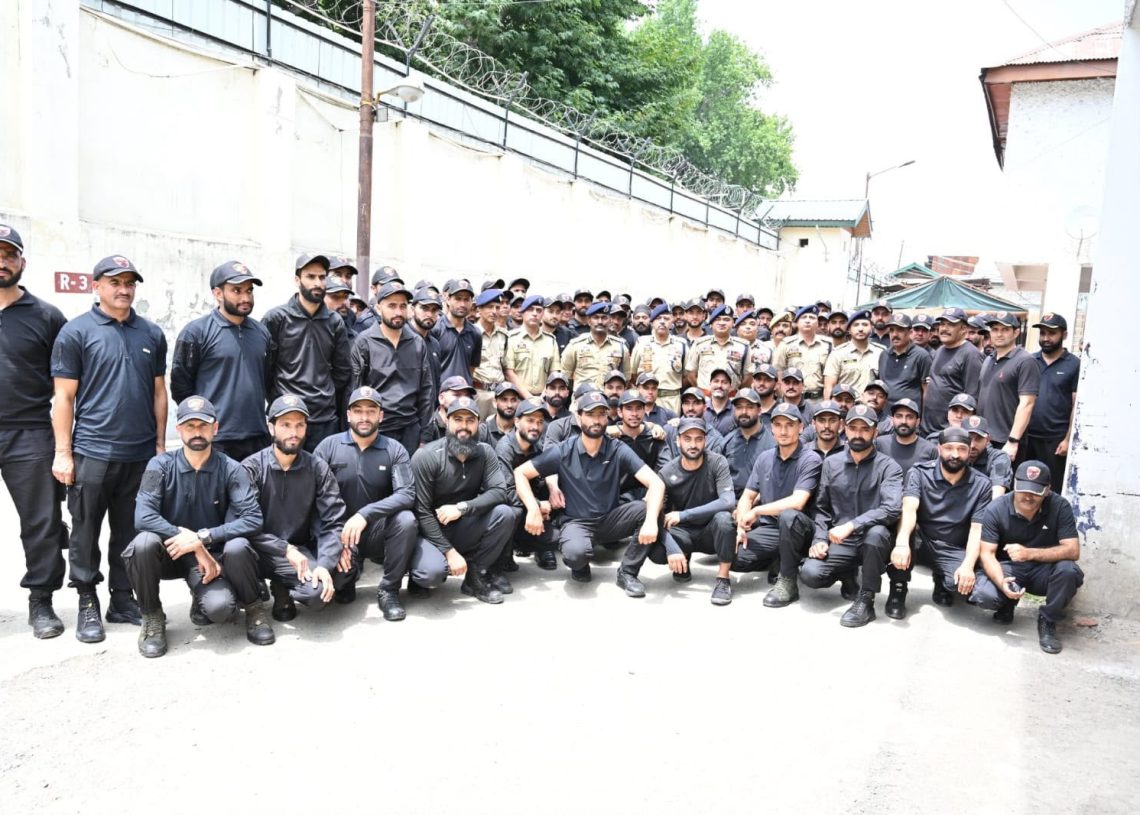 DGP Nalin Prabhat Reviews Security Preparedness During Visit to Cargo, Interacts with SOG Personnel