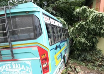 Four BSF Personnel Sustain Minor Injuries After Bus Hits Electric Pole in Wanpoh