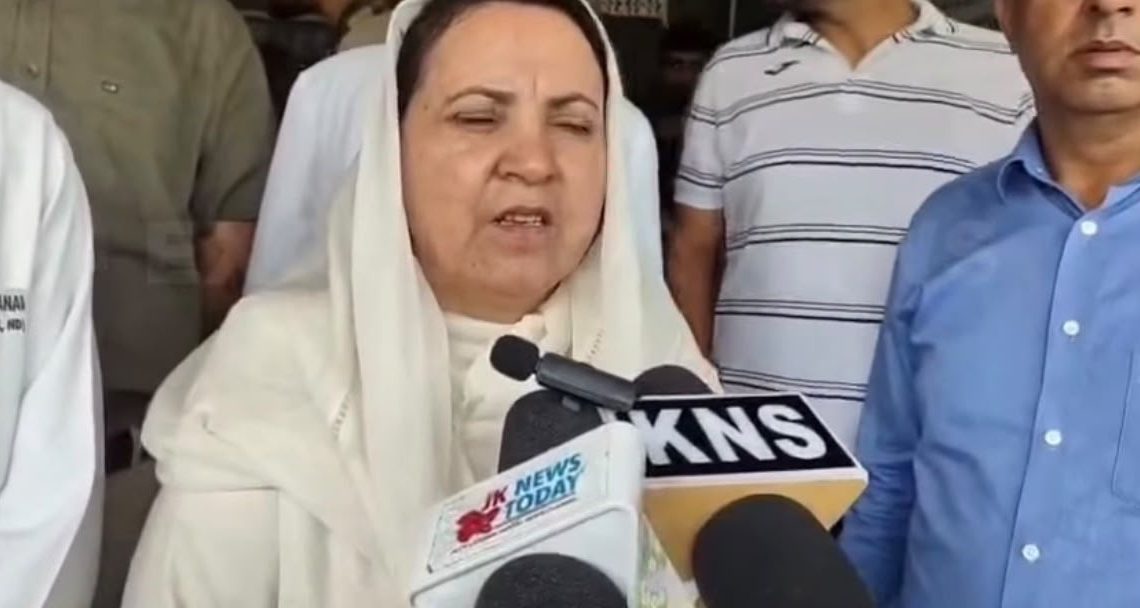 Health Minister Sakina Itoo Visits SKIMS, Reviews Treatment of Injured Amarnath Yatris