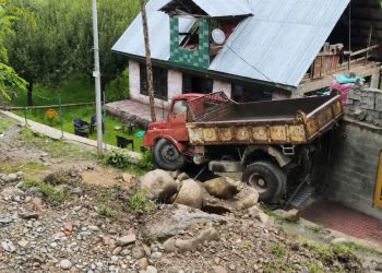 Tipper Overturns in Prang, Kangan; Driver Injured, Hospitalised