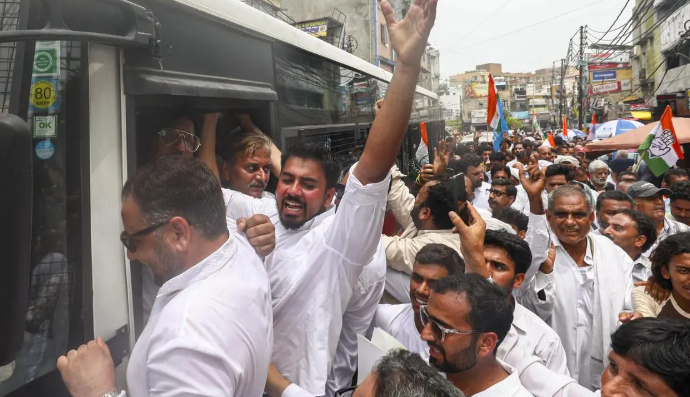 NC holds protest demonstrations in New Delhi, districts headquarters across J&K