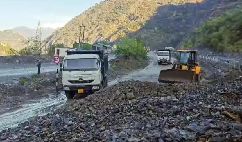 Traffic Halted on Jammu-Srinagar NH-44 Due to Heavy Rain, Mudslides